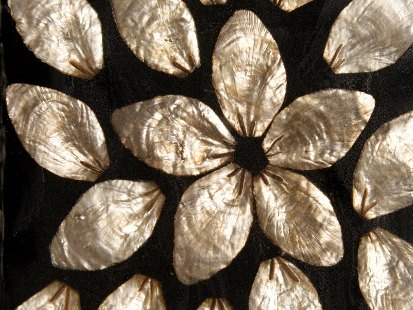 KASHIMA Ankleidespiegel aus Perlmutt - Flower | SHELL COLLECTION