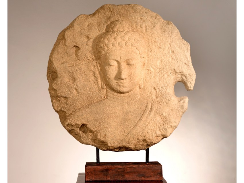 SERASAN Riesige Steinplatte mit Buddhakopf auf Sockel | FLAIR COLLECTION