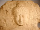 SERASAN Riesige Steinplatte mit Buddhakopf auf Sockel | FLAIR COLLECTION