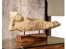 WATPO liegender Buddha auf Teakholz Sockel - Sandstein | FLAIR COLLECTION