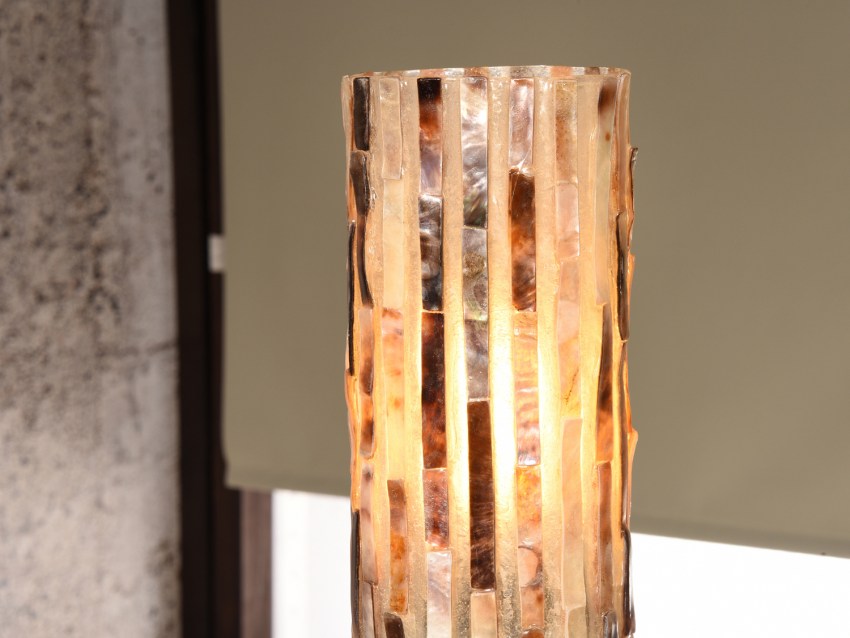 TIERRA Tischlampe mit Streifen aus Perlmut - Farbe Natur | SHELL COLLECTION