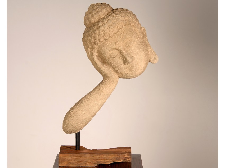 AGAMA Stützender Buddhakopf auf Teakholz Sockel - Sandstein | FLAIR COLLECTION